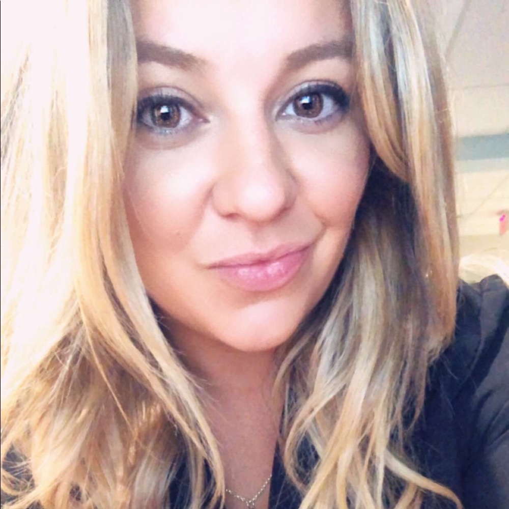 Meet your Posher, Lora